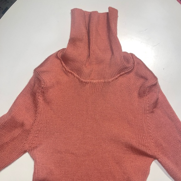 Dusty pink ribbed knit sweater dress with cool zipper details - Picture 7 of 10